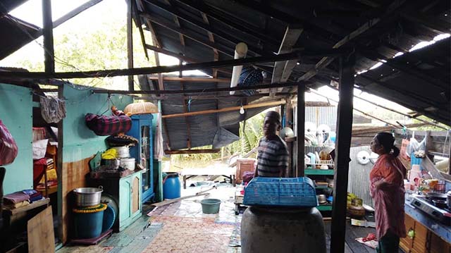
 Angin Puting Beliung Terjang Rumah Warga di Desa Sepatin