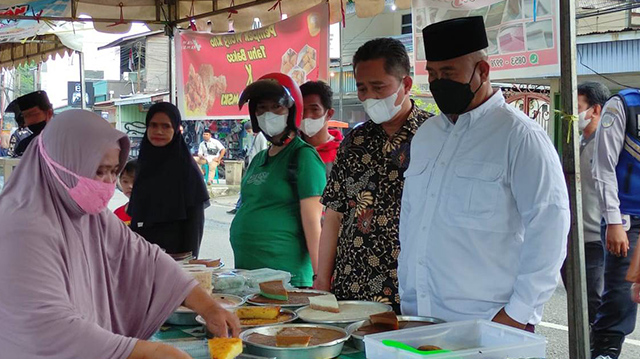 
 Bupati Kukar Sapa Para Pedagang Pasar Ramadhan