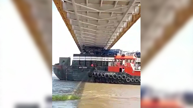 
 KSOP Fokus Evakuasi Tongkang Bermuatan Konveyor yang Tersangkut di Jembatan Martadipura Kota Bangun