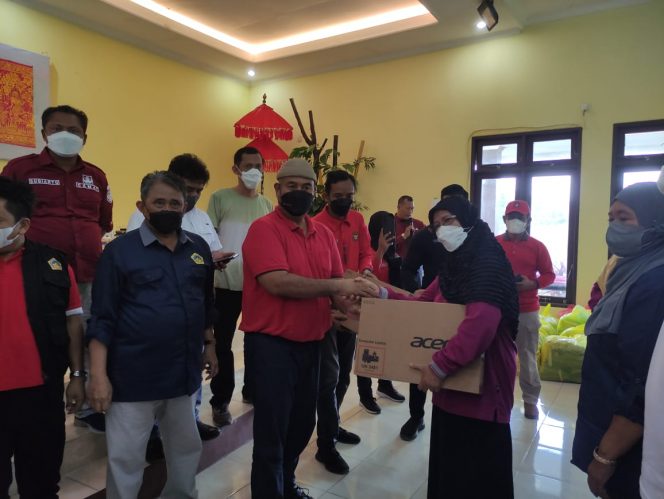 
Bupati Kukar Bagikan Puluhan Laptop Bagi Poktan