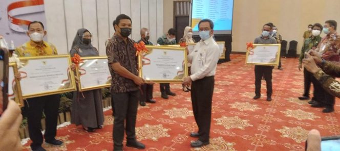 
Kaltim Raih Penghargaan Binwas Bidang Pengelolaan Aset Desa dan Tepat Waktu Penyampaian LHI