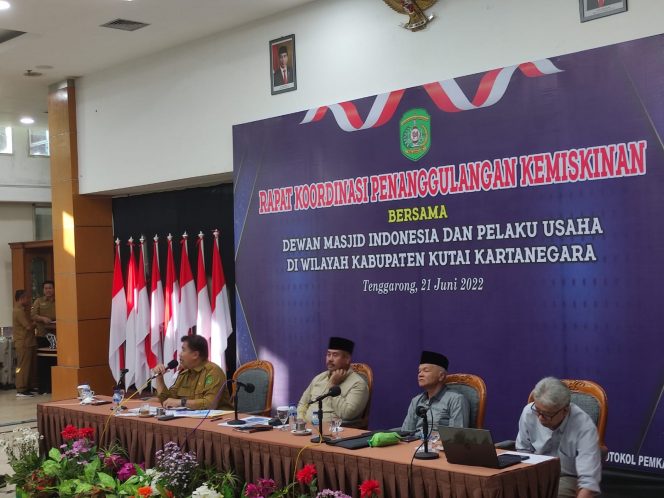 
Pemkab Libatkan Dewan Masjid Kukar Bantu Penanggulangan Kemiskinan