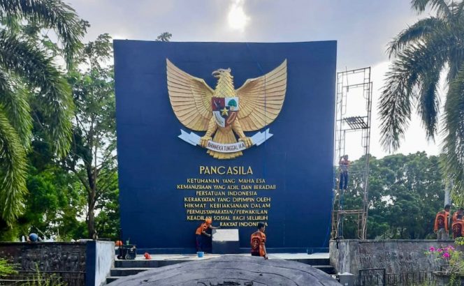 
 Satpol PP Lakukan Pembersihan Monumen Pancasila