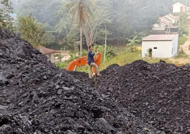 
Warga Protes Setelah Mendapati Tambang Ilegal Kembali Beroperasi di Lempake