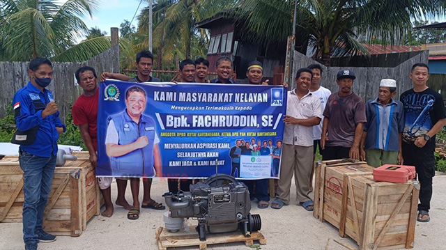 
 Fachruddin Serahkan 9 Unit Mesin Kapal Kepada Kelompok Nelayan di Muara Jawa