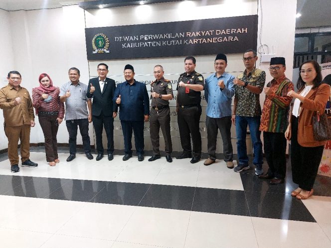 
Unsur Pimpinan DPRD Kukar Terima Kunjungan Silaturahmi Kejari Kukar