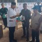 Bupati Kukar Edi Damansyah didampingi oleh Sekda Kukar Sunggono menyerahkan bantuan alat tukang kepada komunitas kayu