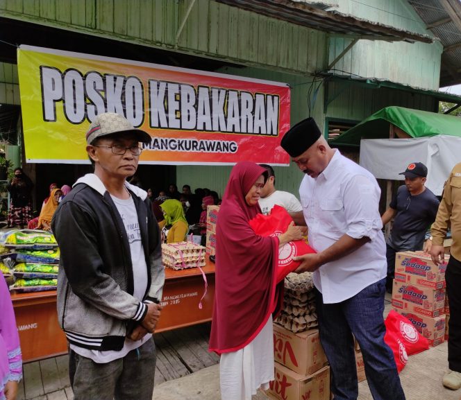 
Bupati Kukar Berikan Bantuan Bagi Warga Terdampak Kebakaran di Mangkurawang