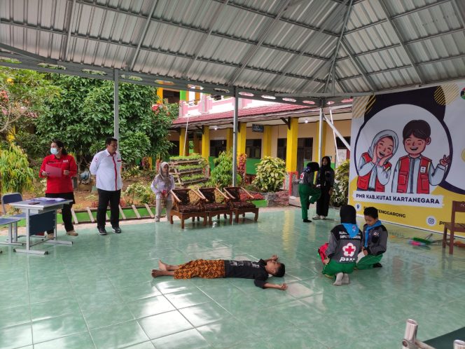 
Beri Pelatihan Kepada PMR Tentang Penanganan Pertama, PMI Kukar Gelar Youth Red Cross Competition