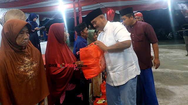 
 Bupati Kukar Edi Damansyah berikan bantuan sosial bagi warga pra sejahtera di Kelurahan Maluhu.