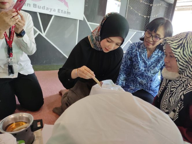 
Fety Puja Amelia Saat melakukan pembatikan bersama penyandang difabel Kaliya Kukar