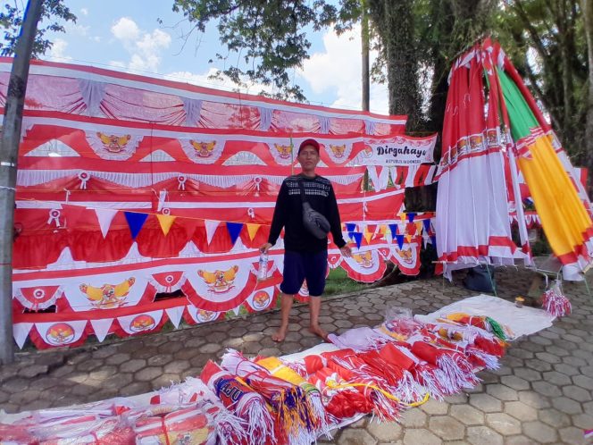 
Mendekati HUT ke-78 RI, Pedagang Bendera Merah Putih Serbu Kota Raja Tenggarong