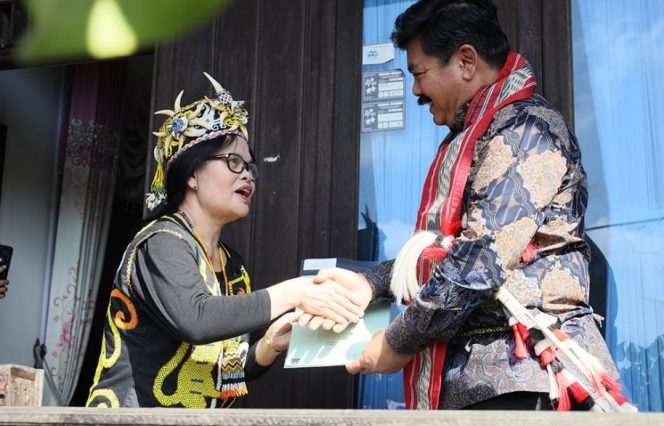 
Kunker ke Kukar, Menteri ATR/BPN Bagikan Sertifikat Tanah Kepada Masyarakat Secara Door to Door