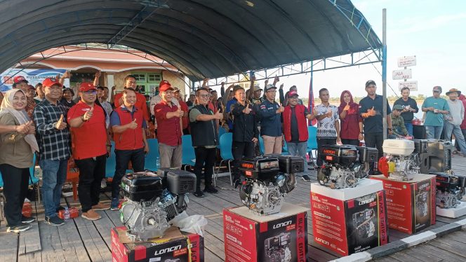 
Rendi Bawa Puluhan Mesin Kapal untuk Bantu Nelayan di Pesisir