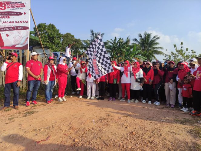 
Silaturahmi Dengan Warga Desa Batuah, Farida Gelar Jalan Santai dan Senam Bersama