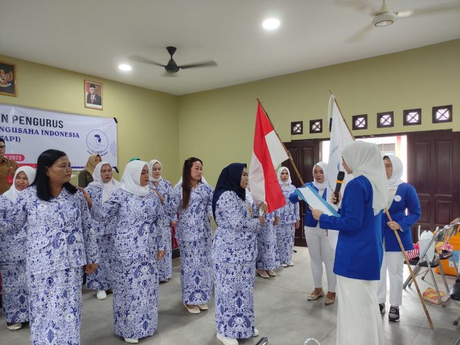 
Lantik Ranting IWAPI Tenggarong Seberang , Ketua IWAPI Kukar : Harus Solid dan Rangkul UMKM Wanita