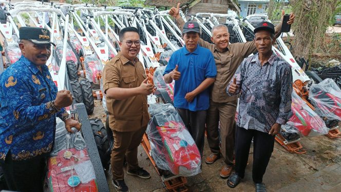 
Dorong Kukar Swasembada Pangan, Wabup Kukar Salurkan Alsintan Kepada Belasan Gapoktan