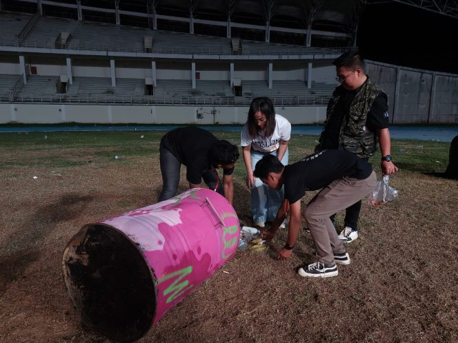 
Keren! Usai Nonton Kukarland Festival 2023, Wabup Rendi Solihin Terjun Langsung Punguti Sampah
