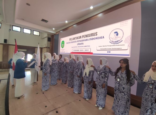 
Fetty Puja Amelia Resmi Lantik Kepengurusan IWAPI ranting Kecamatan Tenggarong
