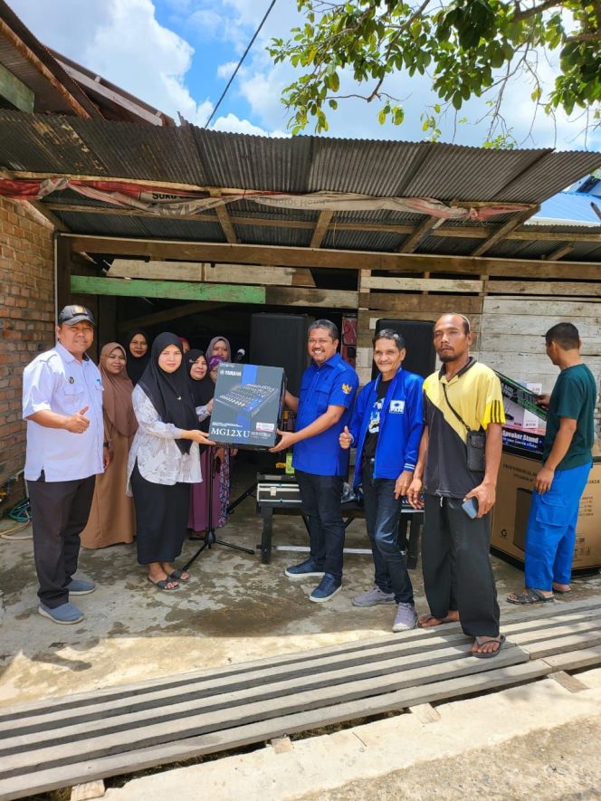 
Anggota DPRD Kukar Fachruddin Bagikan Bantuan Sound System dan Kapal Nelayan Bagi Kelompok Masyarakat