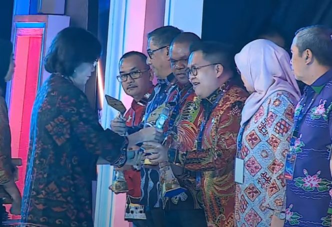 
Rendi Solihin Wakili Pemkab Kukar Terima 2 Penghargaan Bergengsi di Rakornas P2DD 2023