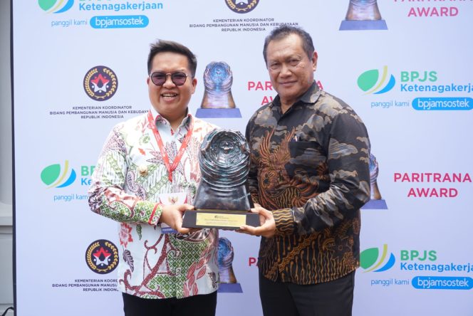 
Komitmen Pemkab Kukar Terhadap Tenaga Kerja Rentan Diganjar Penghargaan Paritrana Award