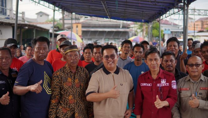 
Rendi Solihin Salurkan Perahu Hingga Bibit Udang ke Masyarakat Perikanan di Muara Badak