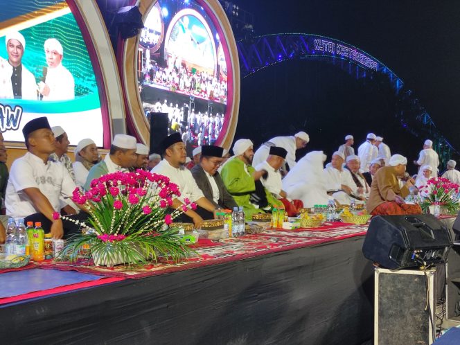 
Puluhan Ribu Jemaah Hadir di Kukar Bersholawat II, Wabup Rendi Solihin: Obat Rindu