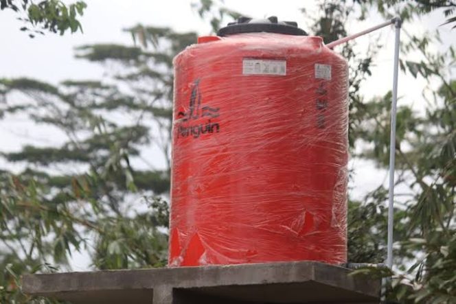 
Terkendala Air Bersih, Pemdes Saliki Berikan Tandon Air Kepada Warga Untuk Tampung Air