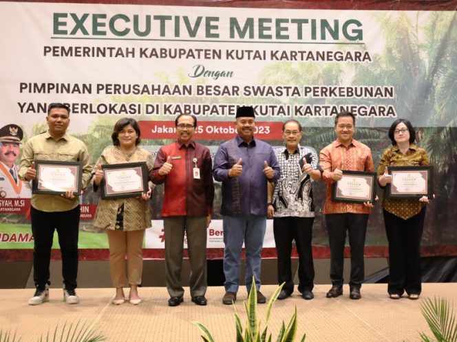 
Bupati Kukar Berikan Apresiasi Kepada Sejumlah Perusahaan Perkebunan