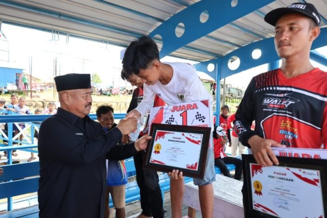 
Bupati Kukar Bagikan Hadiah Juara Balap Ketinting di Muara Kaman