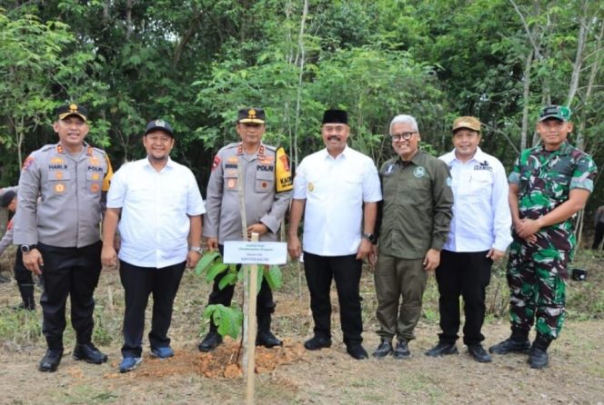 
Abdul Rasid Ikuti Aksi Tanam 10 Juta Pohon