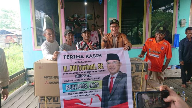 
Upaya Bantu Perkembangan Ekonomi Nelayan, Alif Turiadi Bagikan 45 Mesin Ces di Muara Kaman