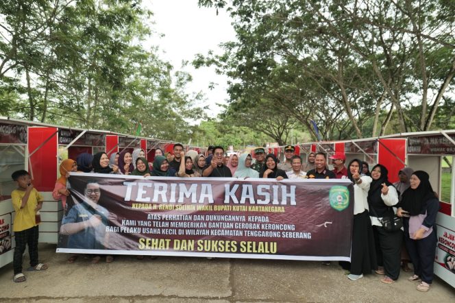 
Wakil Bupati Kukar Salurkan 42 Rombong ke Pedagang Jajak Keroncong di Teluk Dalam