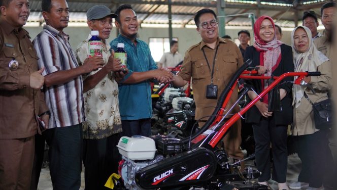
Wujudkan Program Ketahanan Pangan, Pemkab Kukar  Serahkan Kultivator dan Pupuk ke Petani di IKN