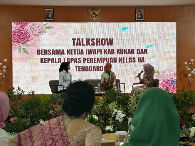 
Peringati Hari Ibu, Persit Kartika Kirana Dim 0906/KKR Gelar Talkshow dan Pelatihan Make Up