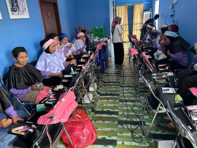 
DP3A Kukar dan IWAPI Gelar Tata Rias Wajah dan Khitanan Massal Gratis Di Kecamatan Kembang Janggut