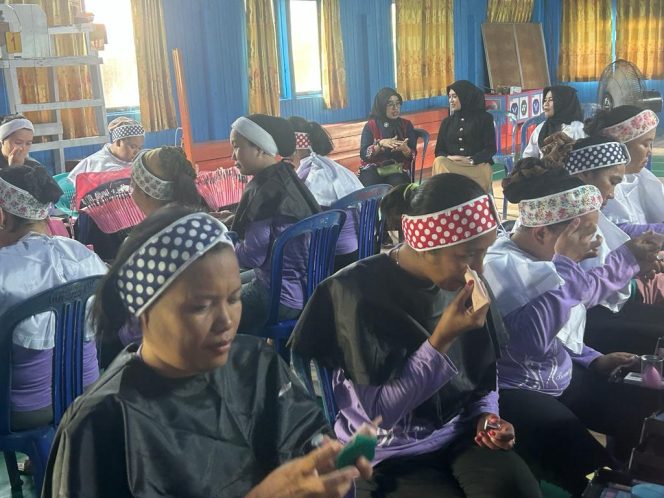 
Ibu Rumah Tangga di Kota Bangun Dapat Pelatihan Tata Rias Wajah