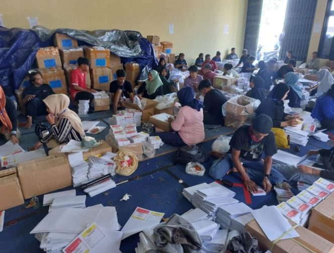 
KPU Kukar Mulai Sortir dan Lipat Surat Suara Untuk Persiapan Pemilu Serentak