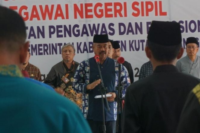 
19 Pejabat Pengawas Kecamatan Tenggarong Resmi Dilantik