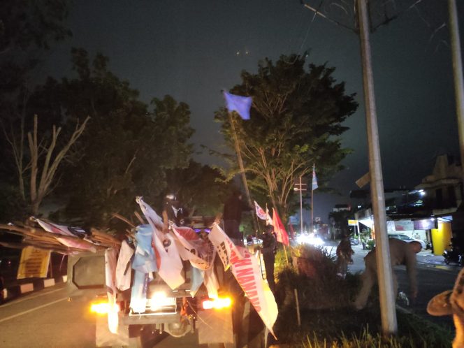 
Rusak Keindahan Kota, Bawaslu Kukar Tertibkan APK yang Melanggar Aturan