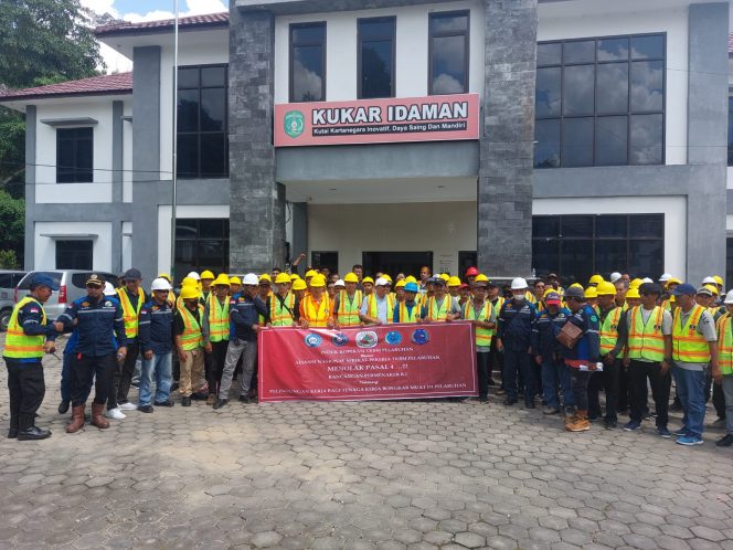 
Buruh TKBM Kuala Samboja Terancam Kehilangan Pekerjaan Akibat UU Permenaker
