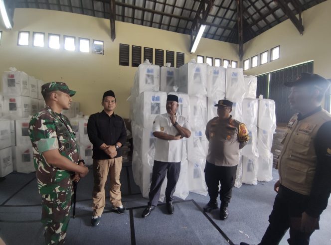 
Tinjau Persiapan Pemilu Serentak, Edi Damansyah Harap Berjalan Dengan Lancar