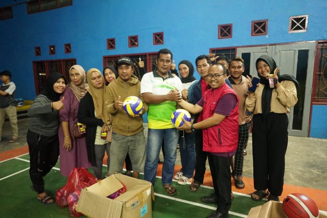 
Rahmat Dermawan Bantu Pegiat Olahraga Muara Jawa Dapat Bantuan