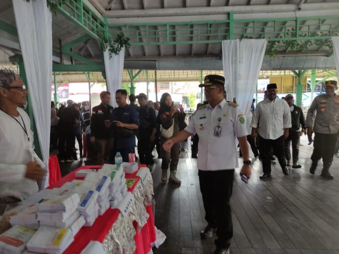 
Pj Gubernur Kaltim Akmal Malik Tinjau Sejumlah TPS di Tenggarong