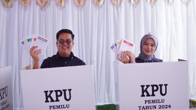 
Wabup Kukar dan Istri Gunakan Hak Pilih di TPS 13 Samboja