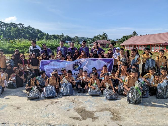
Tingkatkan Rasa Kepedulian di Dunia Pendidikan, BEM Unikarta Bagikan Seragam Sekolah di SDN 031 Tenggarong