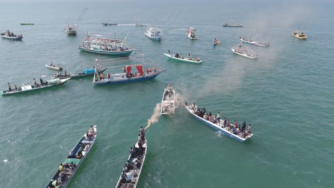 
Kemeriahan Pesta Laut, Rendi Solihin Terkena Lemparan Air Berlimbur