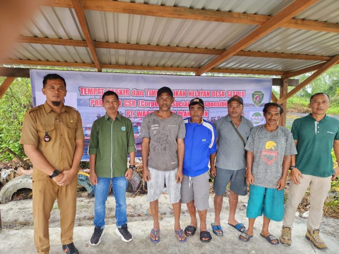 
Dukung Peningkatan Ekonomi Masyarakat Pesisir, PT WKP Bantu Kelompok Nelayan Desa Sesulu