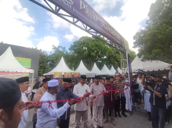 
Teks Foto : Suasana Pembukaan Lorong Ramadhan yang dilakukan oleh Bupati Kukar Edi Damansyah (angga/okeborneo)